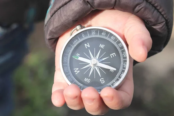 Stary Klasyczny Kompas Nawigacyjny Rękach Dzieci Naturalnym Tle — Zdjęcie stockowe
