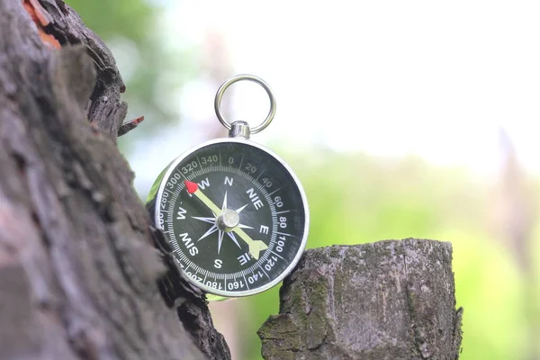 Stary Kompas Naturalnym Tle — Zdjęcie stockowe