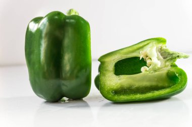 Peices beyaz bir arka plan üzerinde sri Lankalı yeşil biber