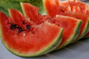 Beyaz arkaplanda karpuz dilimleri