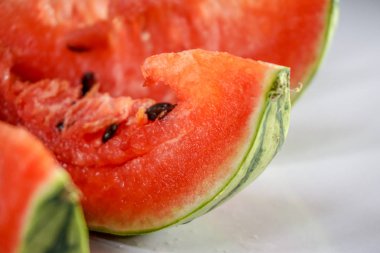 Beyaz arkaplanda karpuz dilimleri