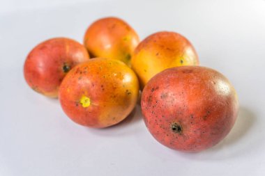 Sri Lankalı kırmızı mango yüzlü beyaz parlak tablo dilimlenmiş. Taze sağlıklı içecek.