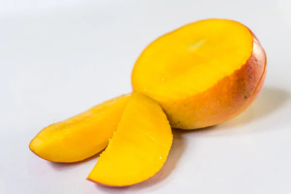 Здорові червоні фрукти манго зі скибочками ізольовані на білому тлі . — стокове фото