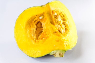 Beyaz zemin üzerine yeşil sebze kabak