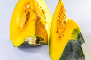 Beyaz zemin üzerine yeşil sebze kabak