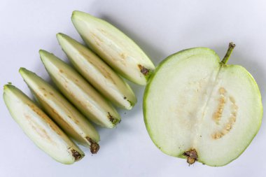 Guava beyaz arkaplanda izole edildi