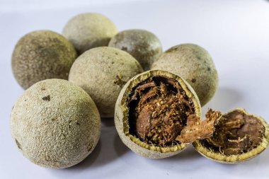 Beyaz arka plan/Limonia acidissima izole Woodapple
