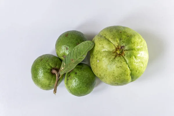 Здорові шматочки фруктів гуави ізольовані на білому тлі — стокове фото