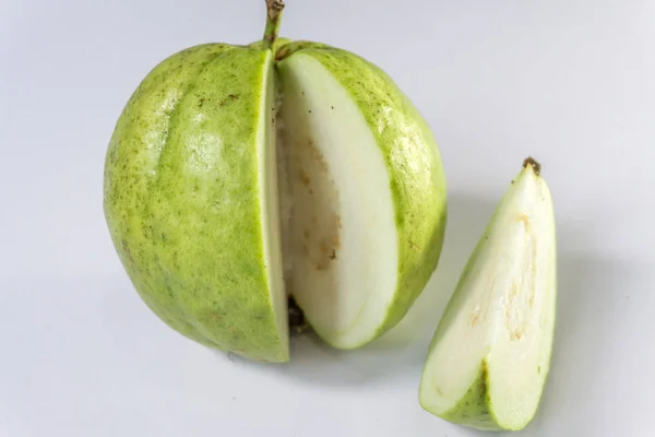 Здорові шматочки фруктів гуави ізольовані на білому тлі — стокове фото