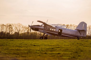Bir çim alan paraşütçüler yayımlanmasından sonra uçağa iniş