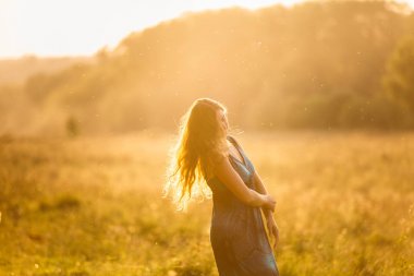gün batımında dans eden kız