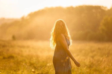 gün batımında dans eden kız