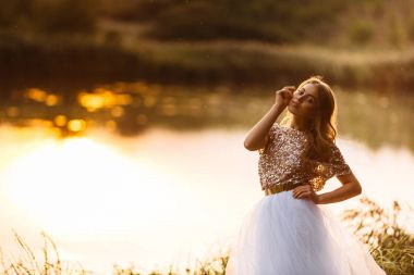 Yakın bir göl gün batımında giysili bir portre