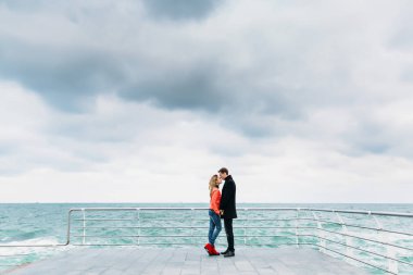 Erken baharda sahilde aşık