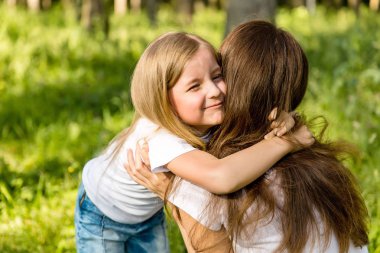 Anne ve kızı doğada