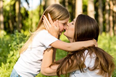 Anne ve kızı doğada