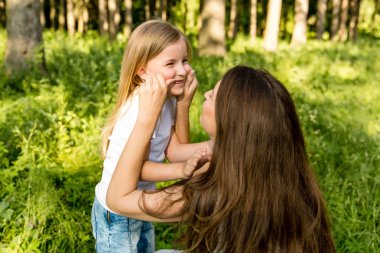 Anne ve kızı doğada