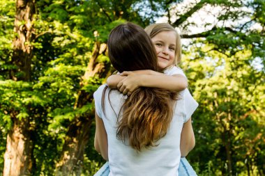 Anne ve kızı doğada