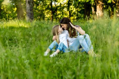 Anne ve kızı doğada