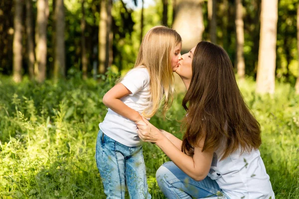 Anne ve kızı doğada