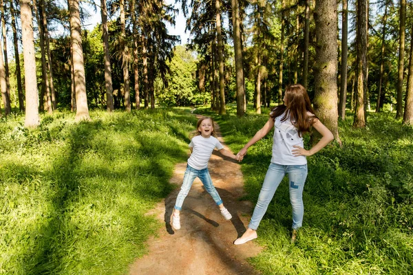 Mamma och dotter i naturen — Stockfoto