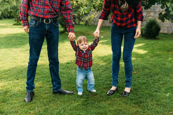 Familia con estilo mamá, papá e hijo en la naturaleza —  Fotos de Stock