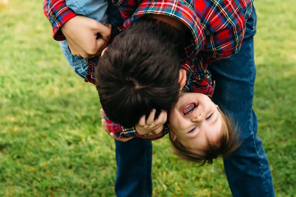 Stijlvolle familie moeder, vader en zoon in de natuur — Stockfoto