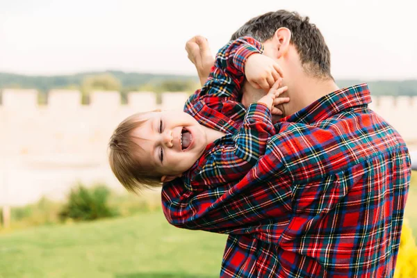 Famille élégante maman, papa et fils dans la nature — Photo