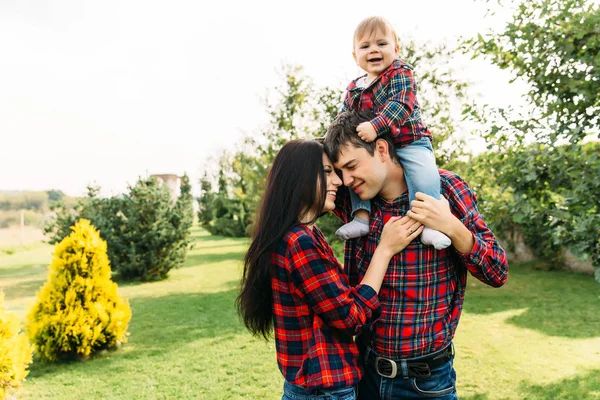 Famille élégante maman, papa et fils dans la nature — Photo