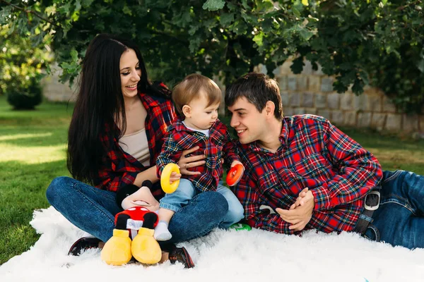 Eleganta familjen mamma, Pappa och son i naturen — Stockfoto