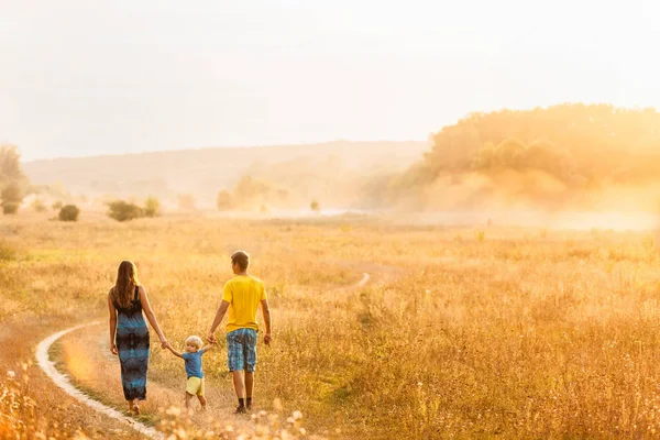 Familjen mamma, Pappa och son vid solnedgången — Stockfoto