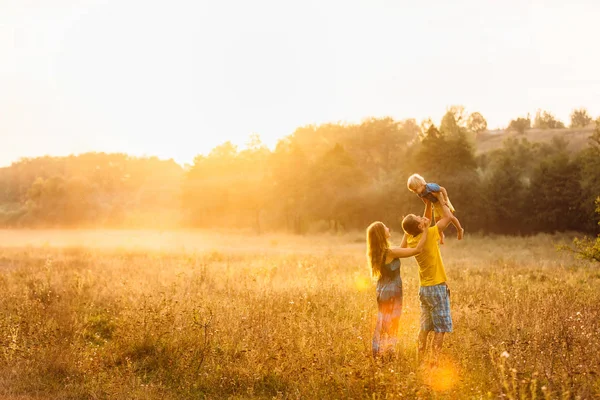 Aile anne, baba ve oğul gün batımında — Stok fotoğraf