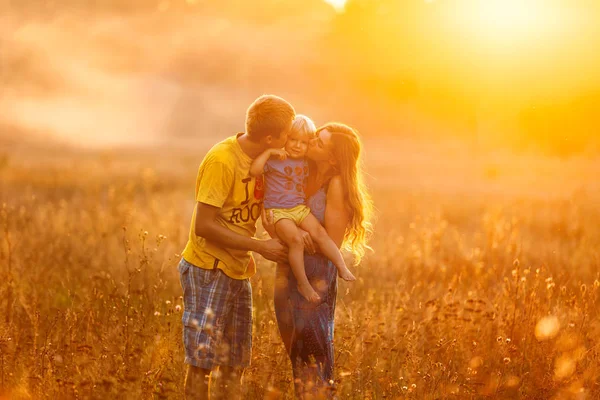 Familie-moeder, vader en zoon bij zonsondergang — Stockfoto