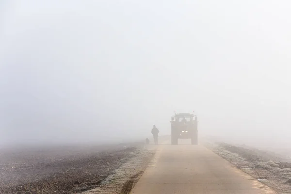 Promenera på en dimmig dag — Stockfoto