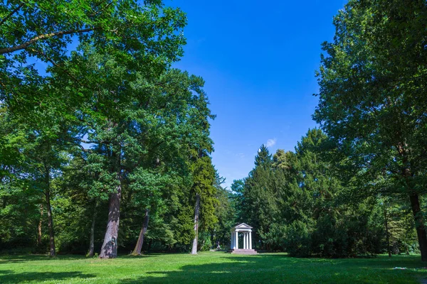 Tempio di classicismo in parco — Foto Stock