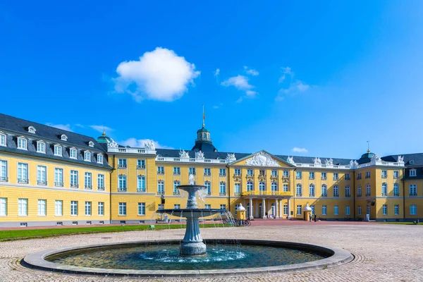 Fountain and facade of palace — Stock Photo, Image