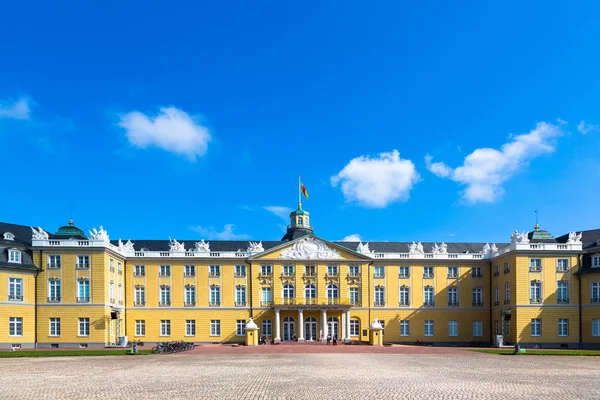 Slottet Karlsruhe i Tyskland — Stockfoto