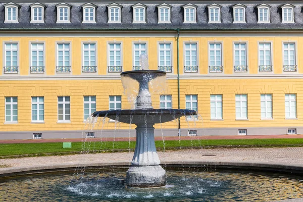卡尔斯鲁厄城堡的喷泉 — 图库照片