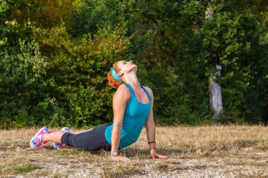 doğada Yoga egzersiz
