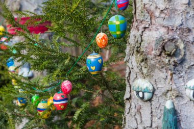 Paskalya yumurtaları ağaç üzerinde