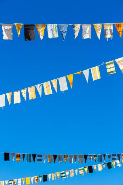 mavi bir gökyüzü arasında bayrakları