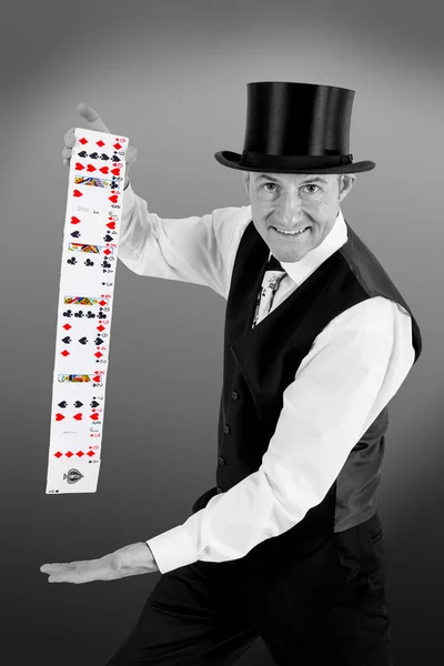 Ilusionista con baraja de cartas — Foto de Stock