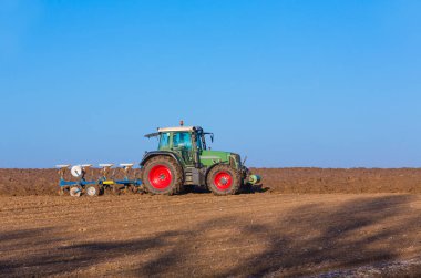 güneşli günde sürme traktör