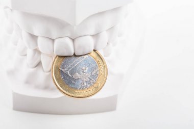 Diş arasında bir euro para ile