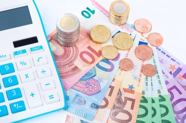 hesap makinesi ile banka banknot ve madeni paraların