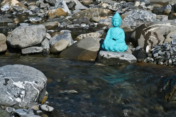 Meditation und Ruhe mit Buddha an einem Fluss — Stockfoto