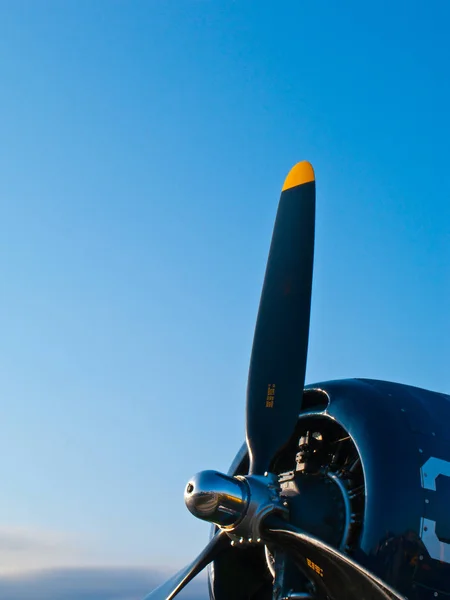 Propeller van Oorlogsvogel tegen blauwe hemel — Stockfoto