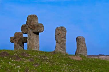 eski taş haç ve gökyüzü
