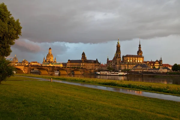 Skyline de Dresde pendant l'orage — Photo