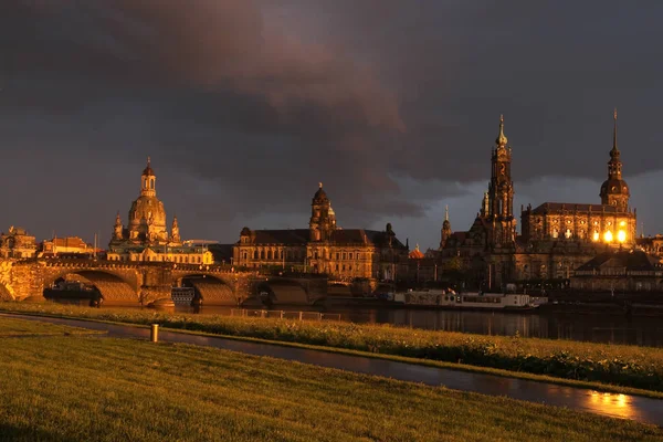 Skyline de Dresde pendant l'orage — Photo